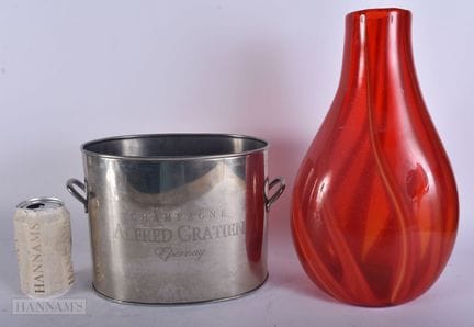UN VASE EN VERRE ARTISTIQUE accompagné d'un bain d