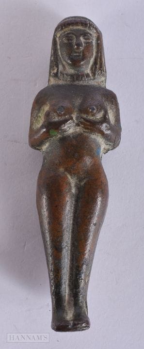 EINE ANTIKE EROTISCHE BRONZEFIGUR EINER FRAU IM ÄG