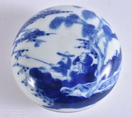 AN EARLY 20TH CENTURY CHINESE BLUE AND WHITE PORCE