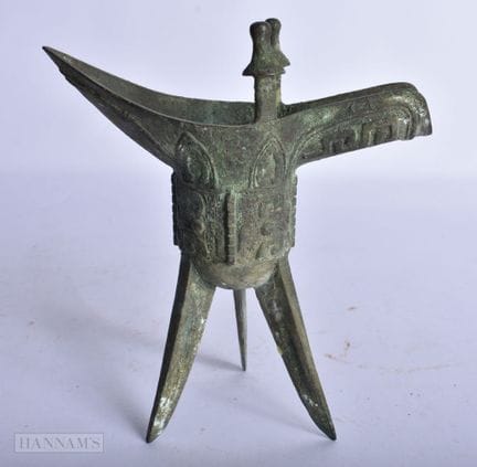 UN RECIPIENTE DE BRONCE CHINO PARA VINO DEL TIPO «