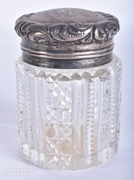 Ein mit Silber verziertes Glasgefäß. 9 cm hoch.
