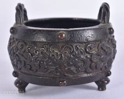 AN UNUSUAL CHINESE QING DYNASTY TWIN HANDLED BRONZ