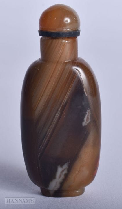 A CHINESE QING DYNASTY CARVED AGATE SNUFF BOTTLE A