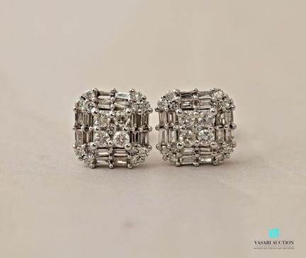 Paire de boucles d'oreilles de forme carrée en or 