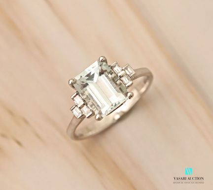 Bague en or blanc 750 millièmes sertie d'une aigue