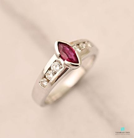 Bague en or blanc 750 millièmes sertie d'un rubis 