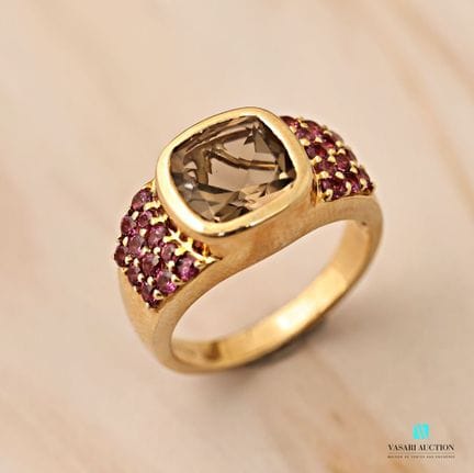 Bague en argent doré 925 millièmes sertie d'un qua