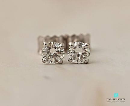Paire de clous d'oreilles en or blanc 750 millième