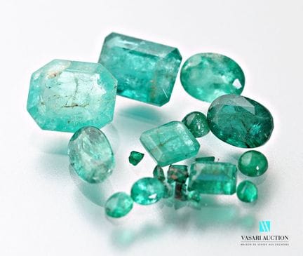 Lot d'émeraudes calibrant 26 carats environ
(égris