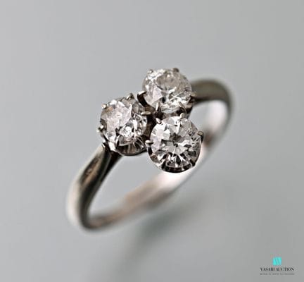 Bague en or gris 750 millièmes sertie de trois dia