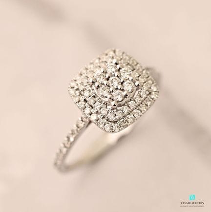 Bague en or platine 850 millièmes ornée de diamant