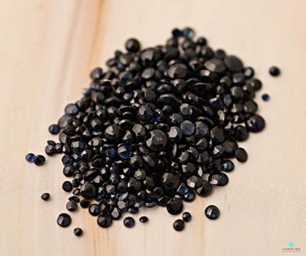 Lot de petits saphirs ronds taillés pour un poids 