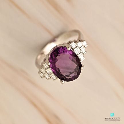 Bague en or blanc 750 millièmes sertie d'une améth