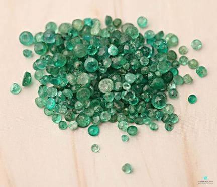 Lot de petites émeraudes taillées pour un poids to