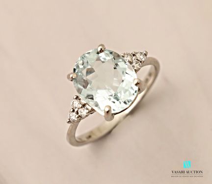 Bague en or blanc 750 millièmes sertie d'une aigue