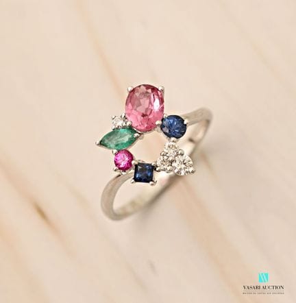 Bague "design" en or blanc 750 millièmes sertie de
