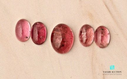 Cinco cabujones de turmalina rosa con un peso tota