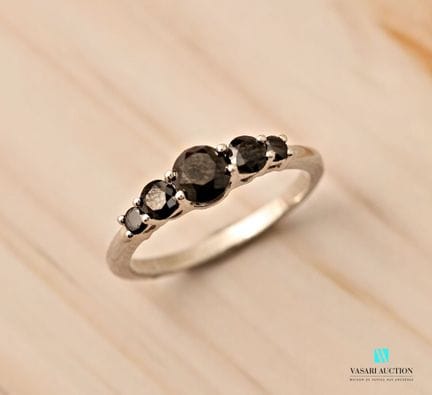 Bague en argent 925 millièmes ornée de cinq diaman