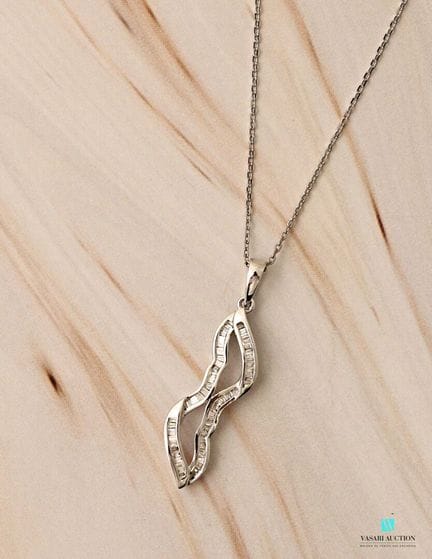 Chaine et son pendentif de forme libre en or blanc