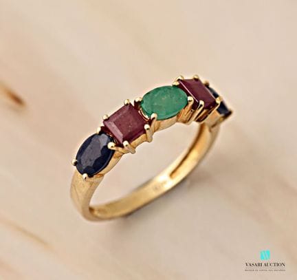 Bague en argent doré 925 millièmes orné de saphirs