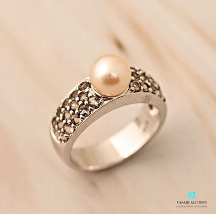 Bague en argent 925 millièmes centrée d'une perle 