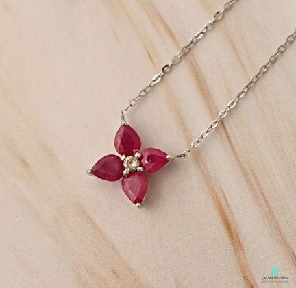Collier en or blanc 750 millièmes soutenant un mot