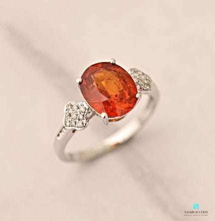 Bague en or blanc 750 millièmes sertie d'un grenat
