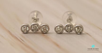 Paire de boutons d'oreilles en platine ornée de si