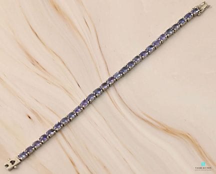 Bracelet ligne en argent orné de tanzanites de tai