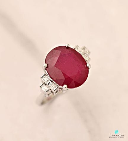 Bague en or blanc 750 millièmes sertie d'un rubis 
