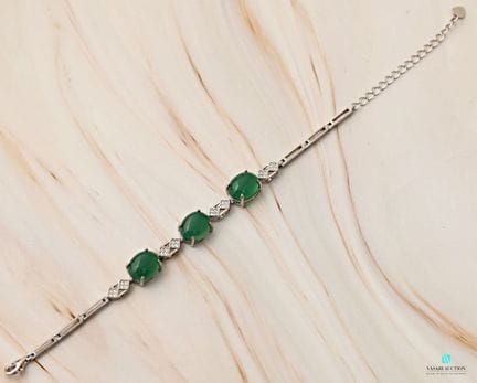Bracelet en argent orné de trois cabochons de pier