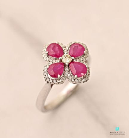 Bague "Fleur" en or blanc 750 millièmes sertie de 