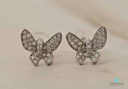 Paire de boucles d'oreilles "papillons" en or blan