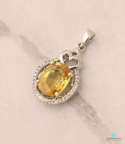 Pendentif en or blanc 750 millièmes centré d'un sa