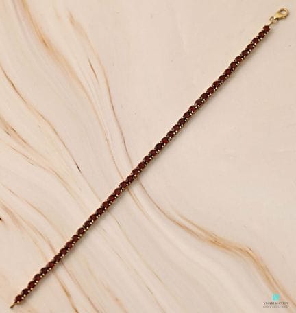 Bracelet ligne en argent doré serti de rhodolites 