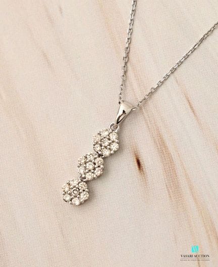 Chaine et son pendentif trilogie en or blanc 750 m
