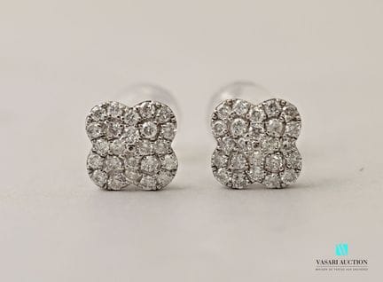 Paire de boutons d'oreilles stylisant des trèfles 