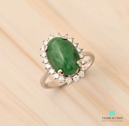 Bague en or blanc 750 millièmes sertie d'une jade 