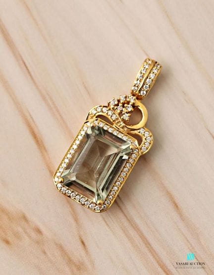 Pendentif en argent doré 925 millièmes orné de pra