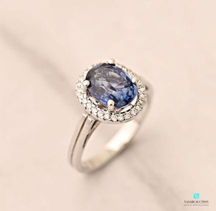 Bague en or blanc 750 millièmes sertie d'un saphir