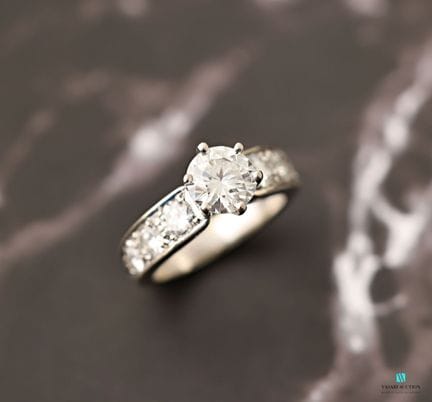 Bague en or gris 750 millièmes sertie de diamants 