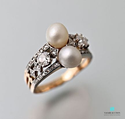Bague en or jaune 750 millièmes sertie de deux per