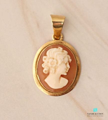 Pendentif en or jaune 750 millièmes et camée coqui