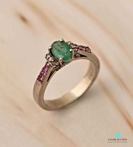 Bague en argent 925 millièmes sertie d'une émeraud