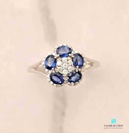 Bague "Fleur" en or blanc 750 millièmes centré d'u
