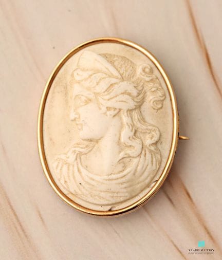 Broche en or jaune 750 millièmes sertie d'un camée