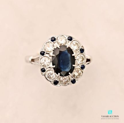 Bague marguerite en or blanc 750 millièmes sertie 