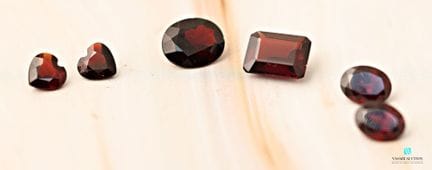 Lote de granates tallados: uno rectangular, un par