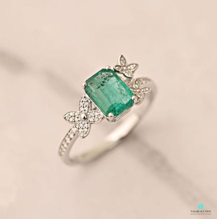 Bague en or blanc 750 millièmes ornée d'une émerau