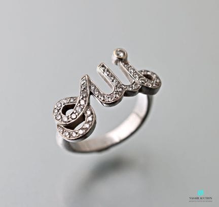 Bague en or gris 750 millièmes ornée des lettres O